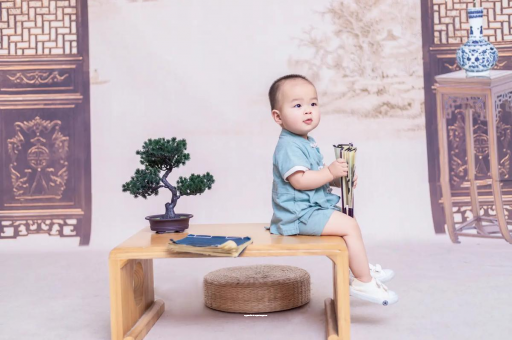 北流女宝宝换尿布